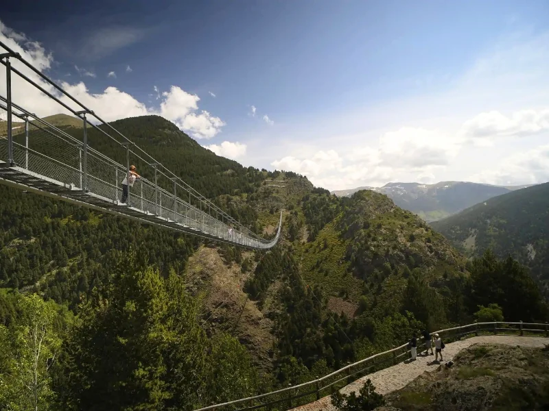 vistas-del-puente-tibetano-de-canillo-suspondido-sobre-el-valle-en-andorra|Foto: Xavi Torrent Montané
