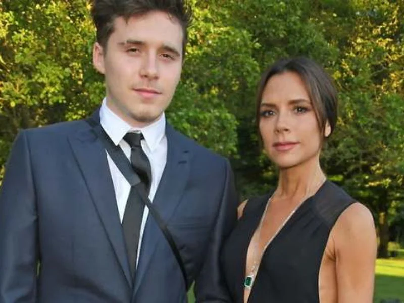 victoria-beckham-con-su-hijo-brooklyn|Foto: El Economista 