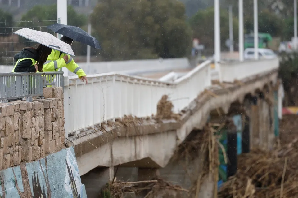  valenciana de Riba-roja EFE/Kai Försterling Dos técnicos evalúan bajo la lluvia el estado del puente de la localidad valenciana de Riba-roja. Archivo/EFE/ Kai Försterling