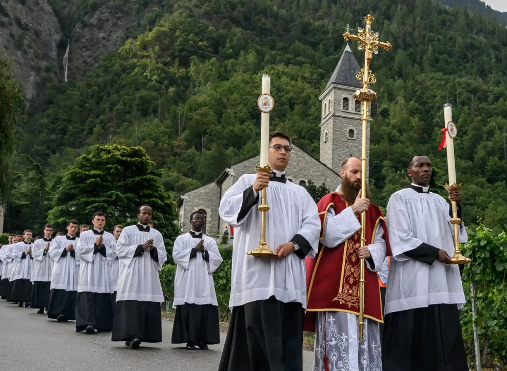 La Fraternidad Sacerdotal San Pío X en una procesión| Foto: Fabrice Coffrini / AFP