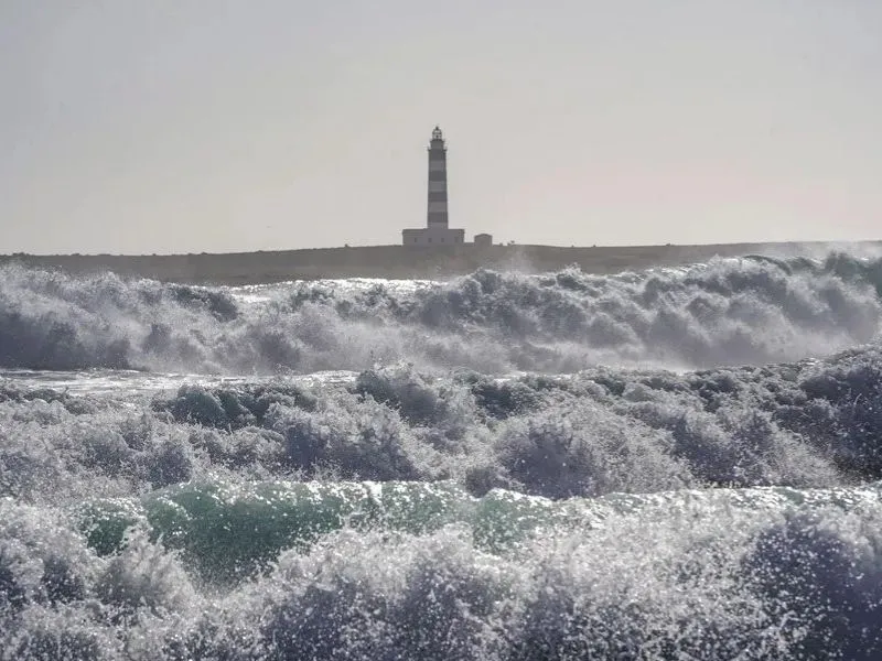 oleaje-extremo-litoral-galicia-alerta-naranja-temporal-invierno|Foto: EFE/David Arquimbau Sintes Catorce comunidades en alerta por un temporal de nieve, viento y olas de 8 metros. Consulta las zonas en riesgo naranja y las previsiones de la Aemet
