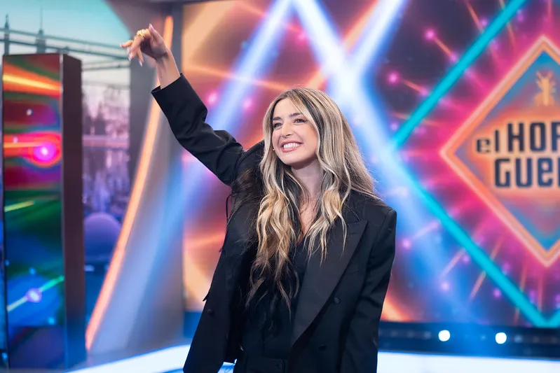 Lola Índigo anuncia su retiro indefinido de la música|Foto: Flickr / El Hormiguero Lola Índigo se sincera con sus seguidores durante su actuación en el Coca Cola Music Experience de Madrid, anunciando un descanso a su trabajo como artista musical. Entre los motivos se encuentra la presión y el cansancio acumulado tras un año complicado de trabajo la llevan a priorizar su salud mental.