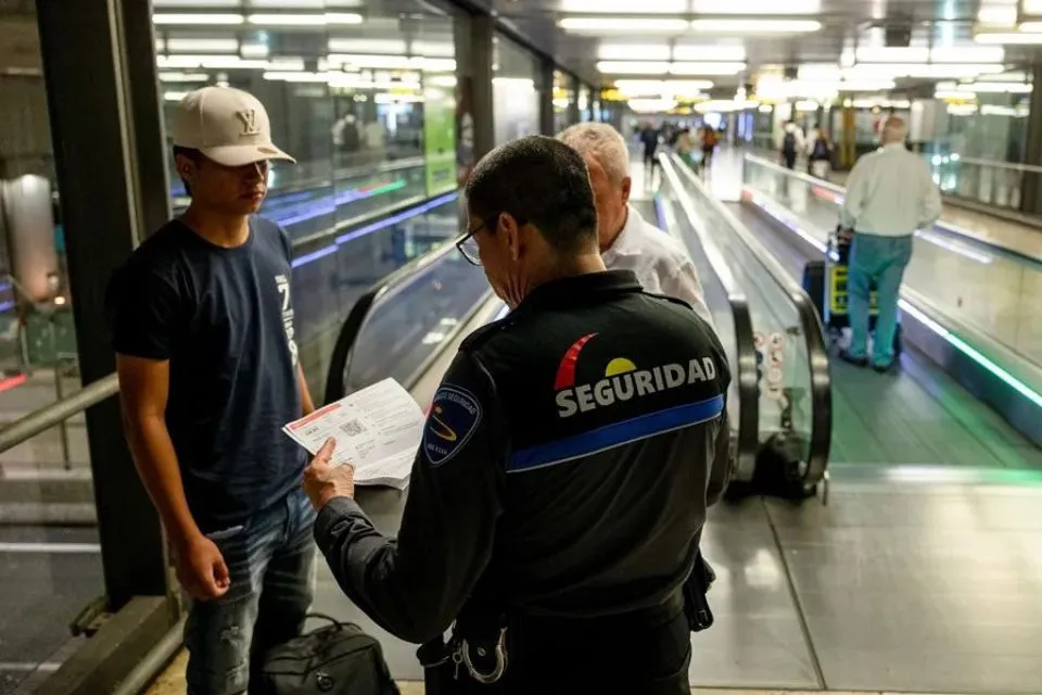 Controles en Barajas|Foto: EFE/Daniel González Controles de acceso para las personas sin hogar en el aeropuerto de Barajas