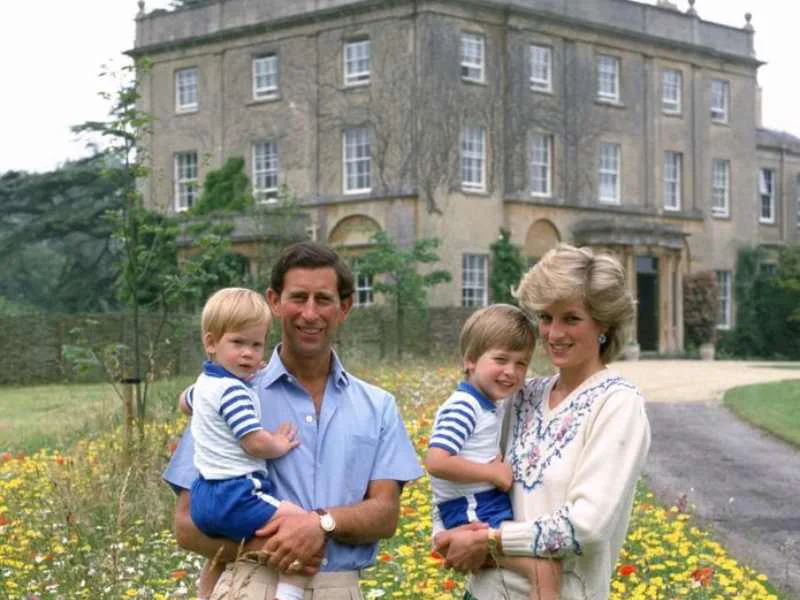 La princesa Diana de Gales junto al entonces príncipe Carlos de Inglaterra y sus hijos|Foto: Getty Images 