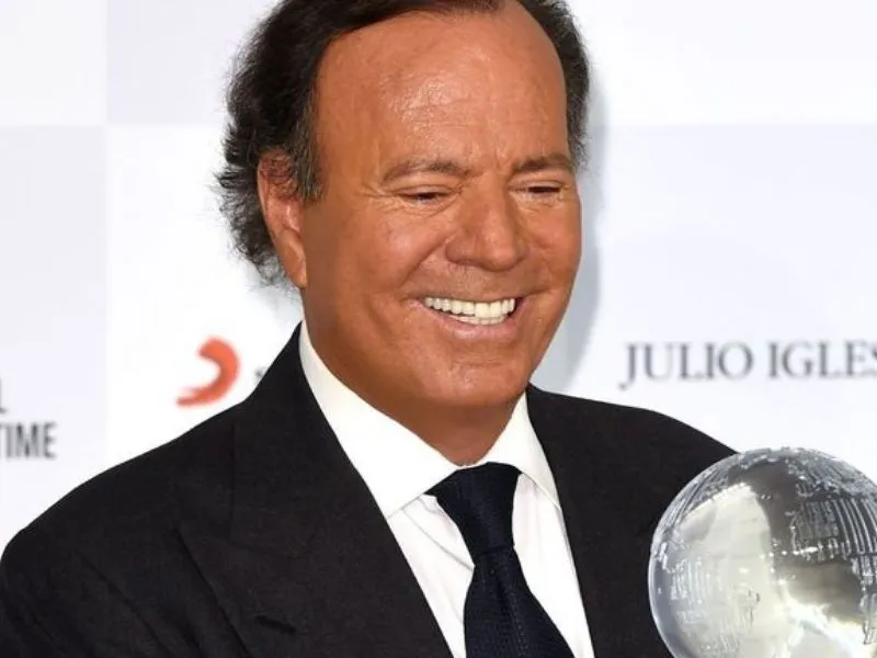 julio-iglesias-comunicado-defensa-legal-mensajes-whatsapp-filtrados|Foto: E.P  Julio Iglesias publica mensajes de WhatsApp para desmentir las acusaciones de agresión sexual. Análisis de la estrategia de su defensa y el conflicto con la Fiscalía