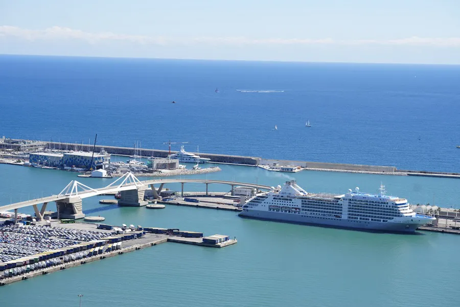 Un crucero en el Puerto de Barcelona|Foto: EFE/Enric Fontcuberta El Puerto de Barcelona y el Ayuntamiento acuerdan reducir de 7 a 5 las terminales de cruceros