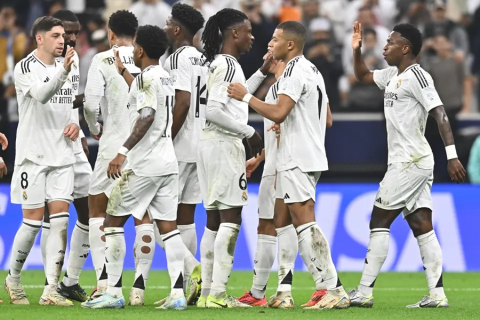Jugadores del Real Madrid celebran un gol ante el Pachuca en la Copa Intercontinental. EFE/EPA/Noushad Thekkayil