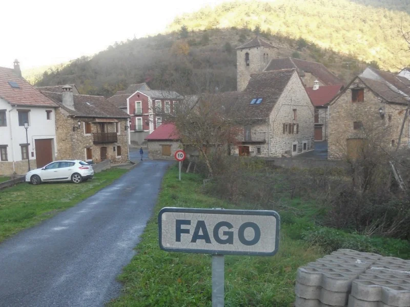 vista-calle-fago-huesca-arquitectura-pirenaica-chimeneas|Foto: Wikimedia Commons