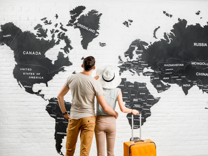 Pasajeros en la terminal de un aeropuerto internacional, representando la recuperación del turismo global