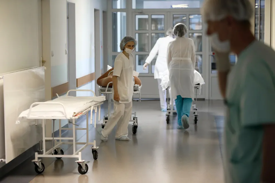 Pasillo de hospital - enfermos- paciente - doctor - virus- hospitalizado 