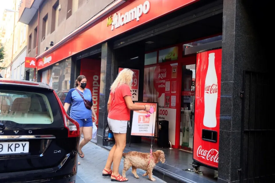 Entrada de un supermercado Alcampo en Madrid|Foto: EFE/Fernando Alvarado Alcampo anuncia el cierre de hasta 25 sucursales que afectará a un máximo de 710 empleados