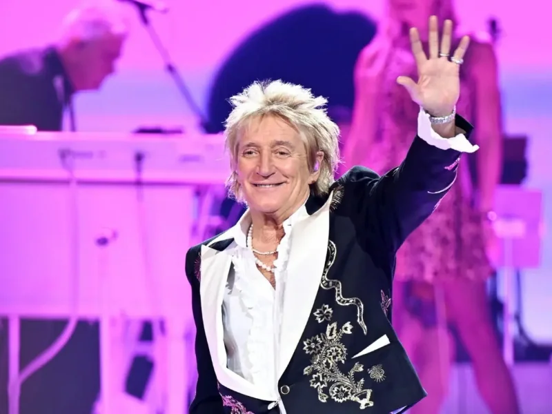 El cantante Rod Stewart en el escenario durante una actuación en directo|Foto: Instagram 