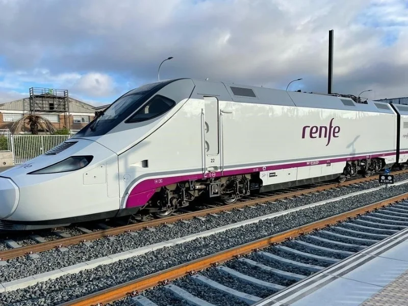 Tren de Renfe detenido en una estación ferroviaria de España|Foto: Renfe