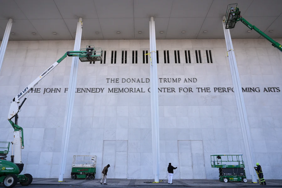 Fachada del Centro Kennedy ahora con el nombre de Donald J. Trump|Foto: AP/Jacquelyn Martin El histórico Centro Kennedy de Washington D.C. ha sido renombrado como "Centro Trump-Kennedy" tras una polémica votación de su junta, lo que ha desatado indignación en la familia Kennedy y cuestionamientos sobre la legalidad del cambio.