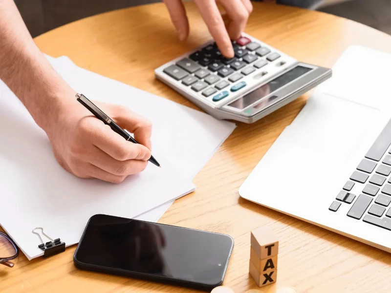 Persona analizando un presupuesto familiar y calculando su capacidad de endeudamiento en una calculadora