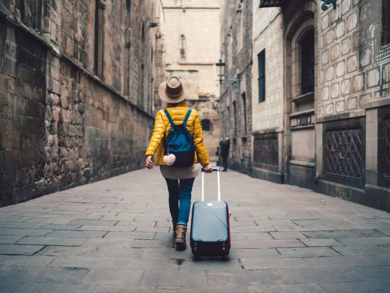 turista-extranjera-caminando-en-españa