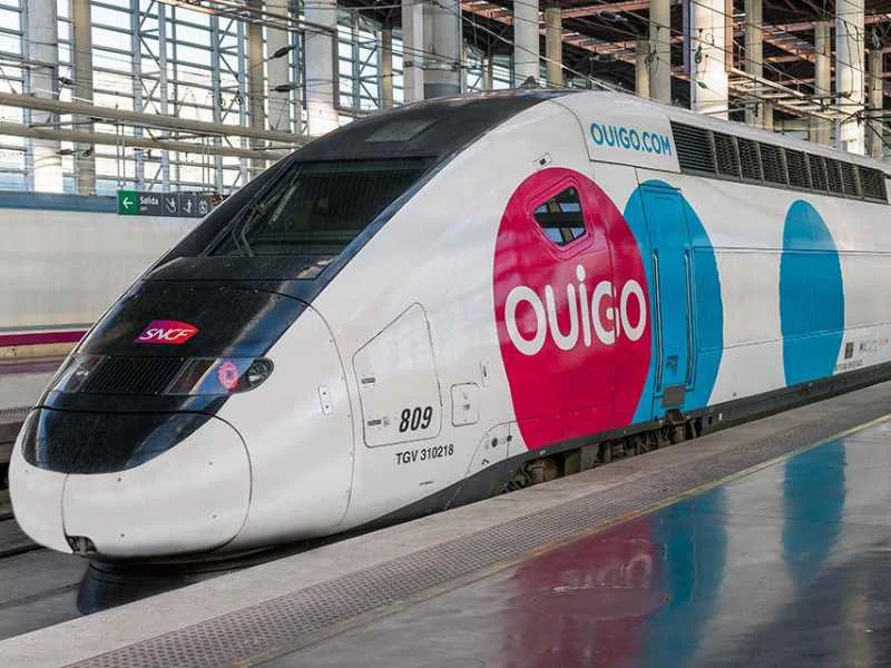 Tren de alta velocidad de la compañía Ouigo detenido en una estación|Foto: Ok Diario