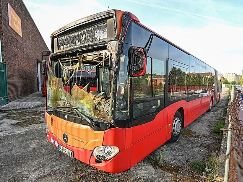 restos-calcinados-de-autobuses-urbanos-en-las-cocheras-de-burgos-tras-el-fuego|Foto: iCAL