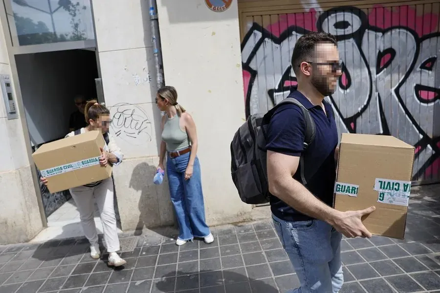 Agentes de la OCU salen de la casa del exministro José Luis Ábalos|Foto: EFE/Ana Escobar Una mujer intentó llevarse un disco duro durante el registro a José Luis Ábalos