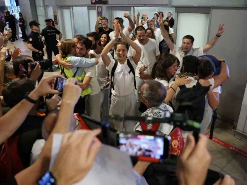  Activistas de la Flotilla Global Sumud a su llegada al aeropuerto de Madrid|Foto: CNN/Thomas Coex/AFP/Getty Images Activistas de la flotilla a Gaza denuncian malos tratos en cárceles de Israel 

