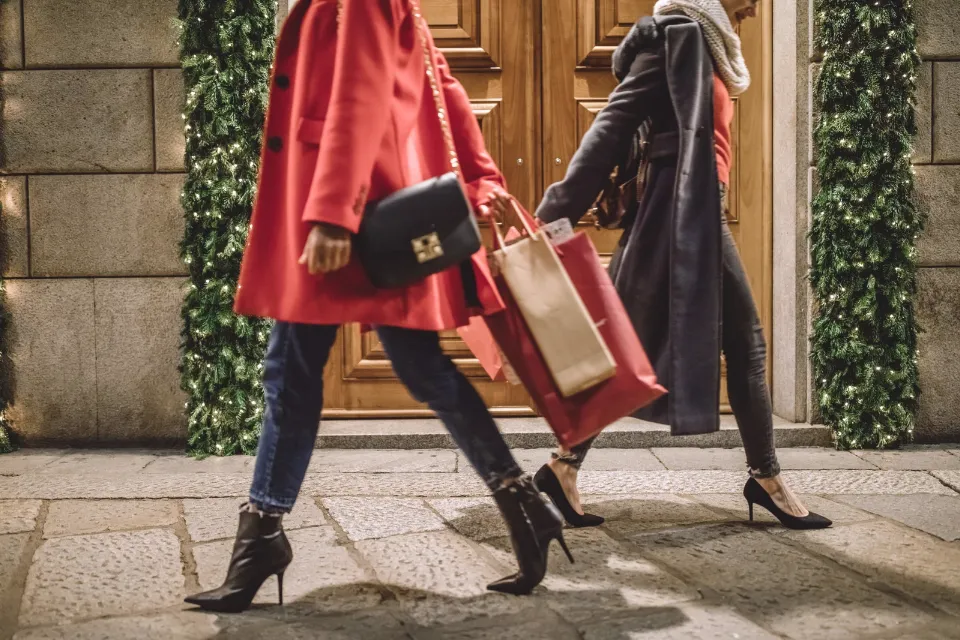 Navidad - compras - Europa - España - Dos mujeres comprando en Navidad 