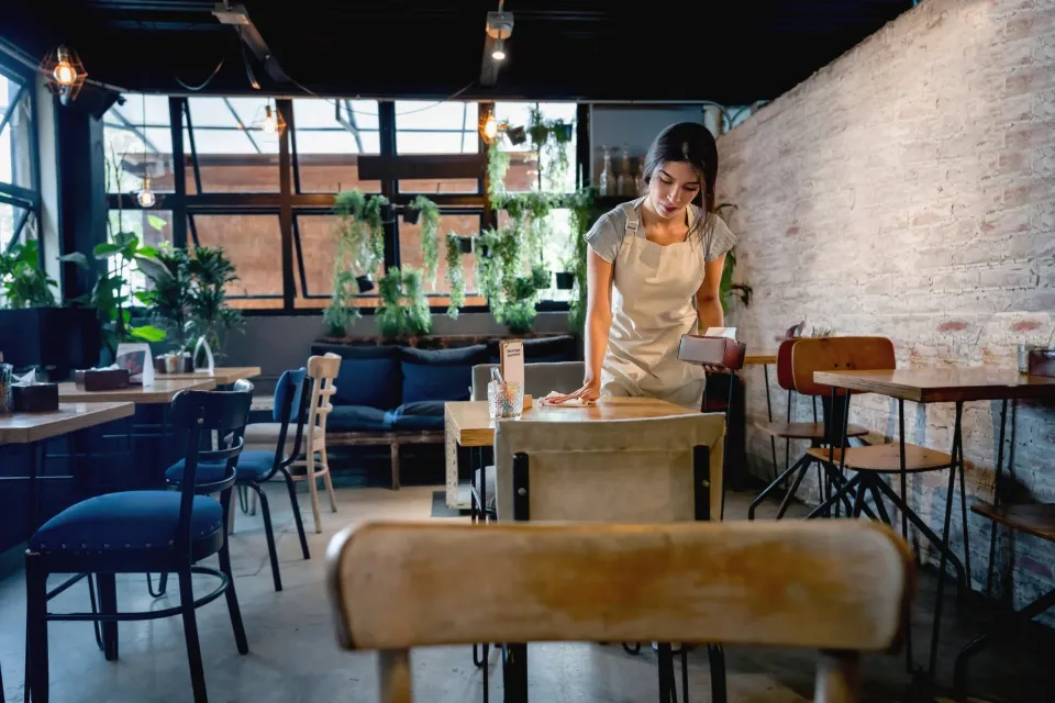 Empleo - limpiar - restaurante - mujer - trabajo 