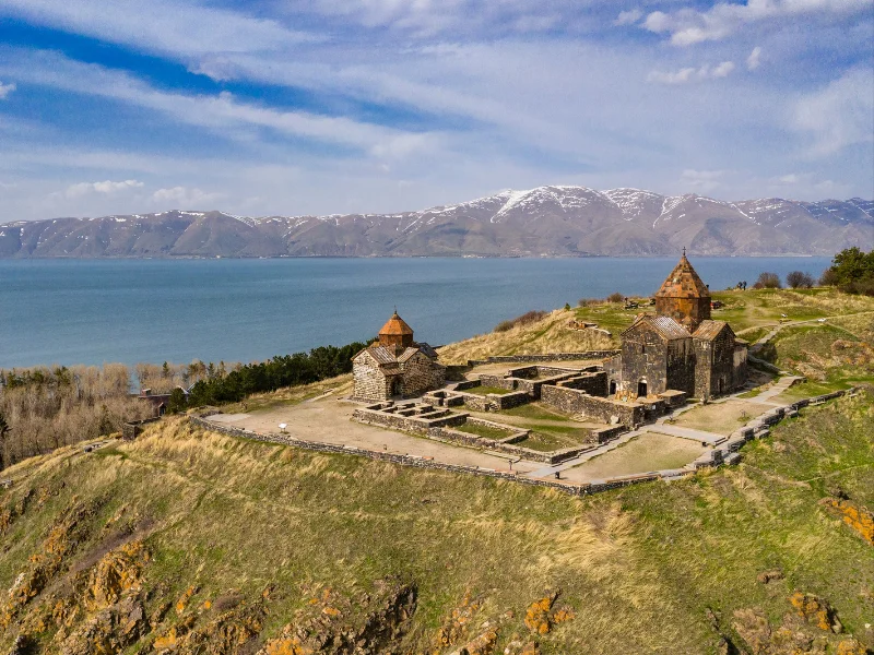 vista-panoramica-del-monasterio-de-Sevanavank-junto-al-lago-Sevan-en-Armenia-verano