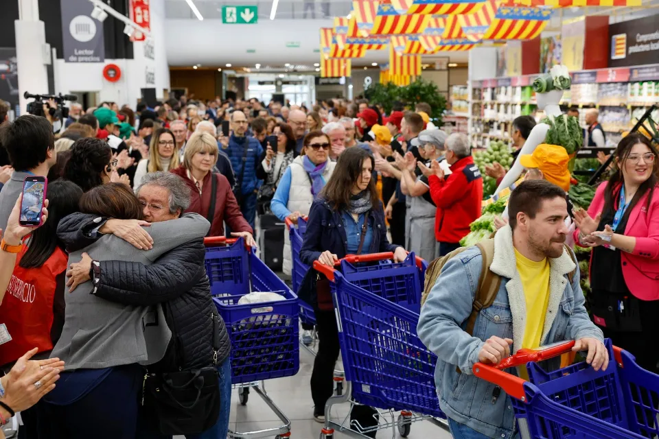 Reapertura del hipermercado Carrefour Alfafar tras la Dana en Valencia|EFE/ANA ESCOBAR