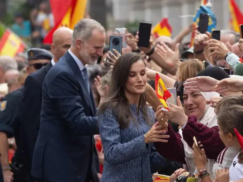 Los Reyes Felipe VI y doña Letizia saludando a los ciudadanos en la Plaza de África de Ceuta|Foto: Gonzalo Pérez