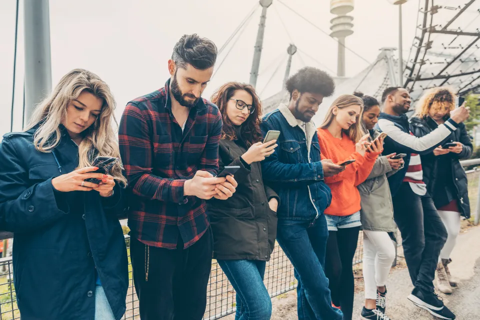 Personas revisando el teléfono 