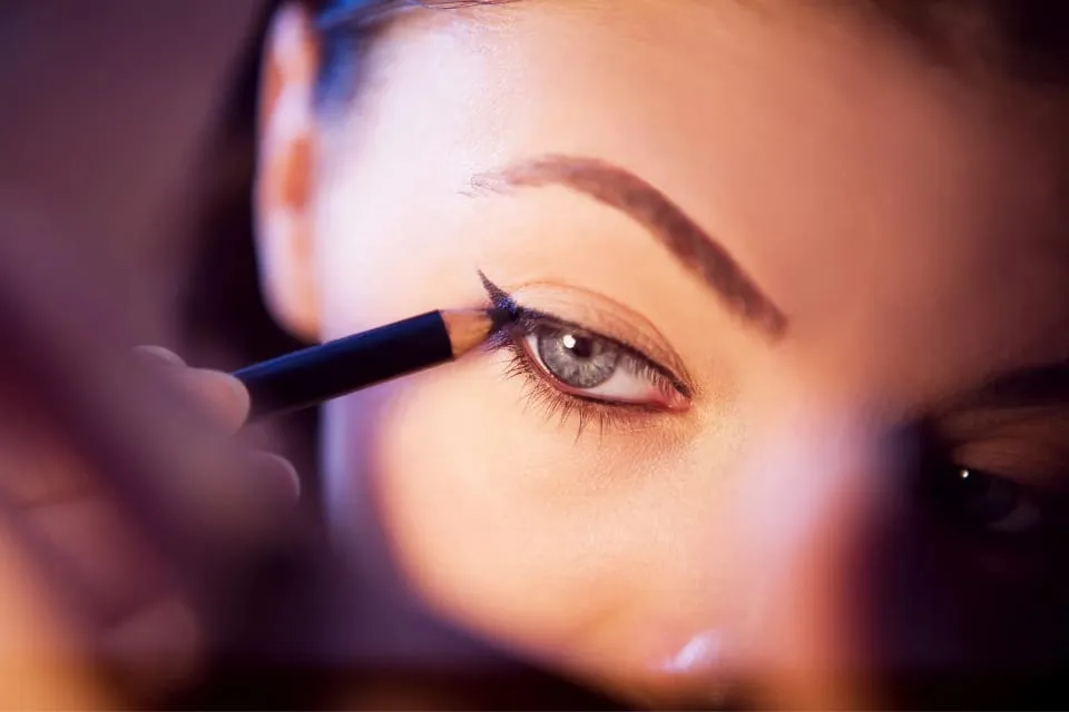 Mujer - delinear ojos - maquillaje