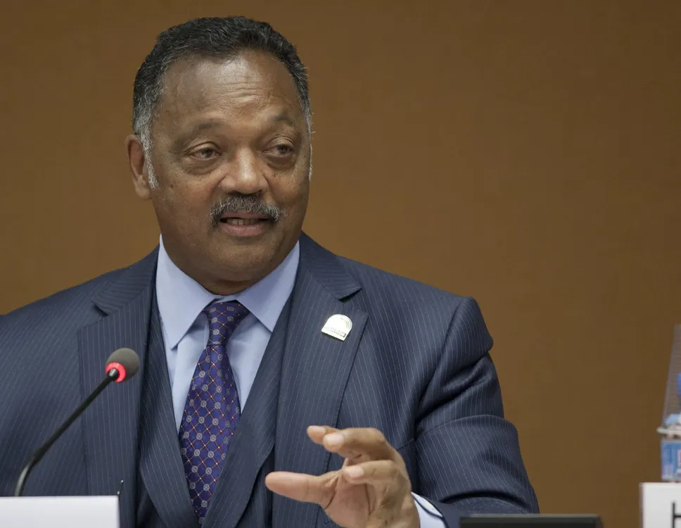 Fallece Jesse Jackson a los 84 años| Foto: Flickr El icónico líder de los derechos civiles y dos veces candidato presidencial falleció pacíficamente rodeado de su familia. Su lucha por la justicia racial y económica transformó el Partido Demócrata y redefinió las posibilidades políticas para los afroamericanos en Estados Unidos.