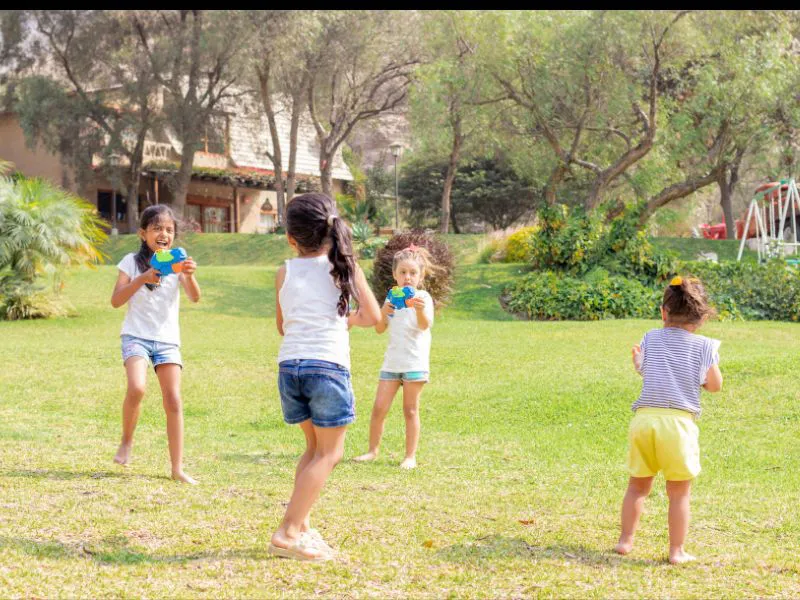 Niños jugando libremente en vacaciones