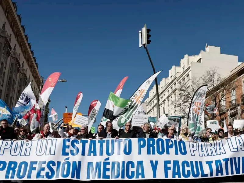 medicos-en-huelga-manifestacion-madrid-estatuto-marco|Foto: EFE/Sergio Pérez Comienza la huelga nacional de médicos contra el nuevo Estatuto Marco. Exigen un marco negociador propio y rechazan la propuesta de Sanidad de Mónica García
