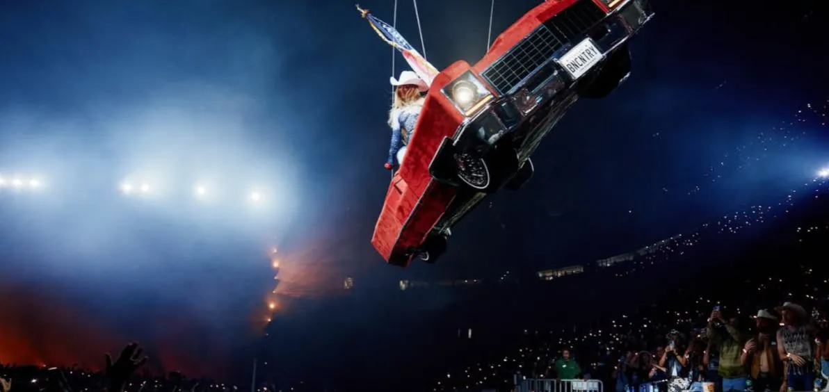 Beyoncé apoyada en un auto durante el espectáculo en Houston|Foto: Instagram/Beyoncé Beyoncé detuvo su concierto en Houston cuando el "auto volador" donde cantaba comenzó a inclinarse peligrosamente. La artista fue bajada con seguridad y el show continuó tras solucionar el fallo técnico.