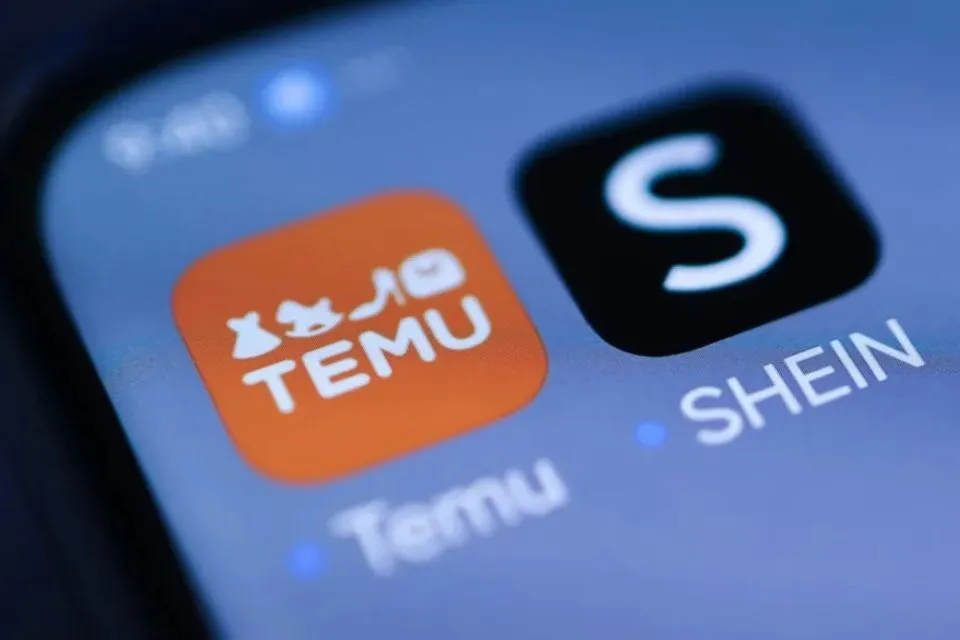 Iconos de las aplicaciones de Temu y Shein|Foto: EFE/EPA/Hannibal Hanschke Bruselas propone cobrar una tasa de €2 a las compras de plataformas como Temu o Shein