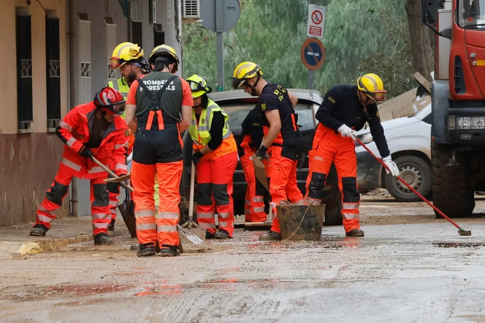 Emergencias el 29 de octubre (Bomberos limpian lodo de la calle)|EFE Jose Manuel Vidal Emergencias tenía 85 avisos de "incomunicados y rescates" a las 13:00 horas del 29 de octubre

