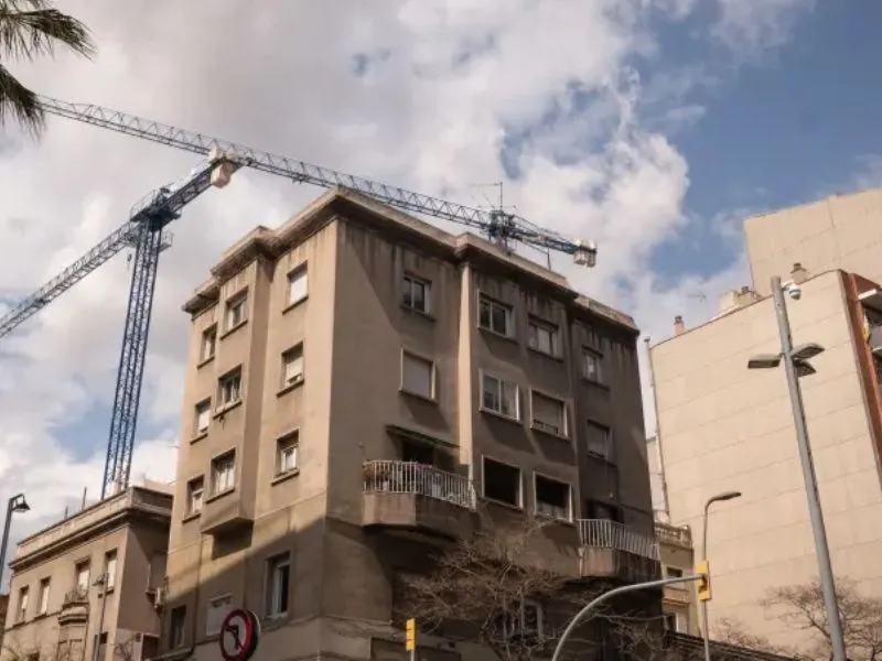 deficit-vivienda-espana-madrid-barcelona-precios-inmobiliarios|Foto: Europa Press  España necesita 800.000 viviendas para frenar la subida de precios. Madrid, Barcelona y Valencia concentran el déficit, según el informe de UVE Valoraciones