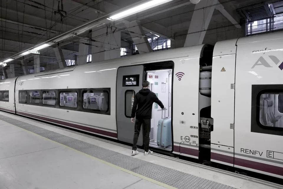 Tren AVE Vigo-Madrid|Foto: EFE/Salvador Sas Renfe refuerza la vuelta de Semana Santa: dos trenes especiales Avlo Galicia-Madrid