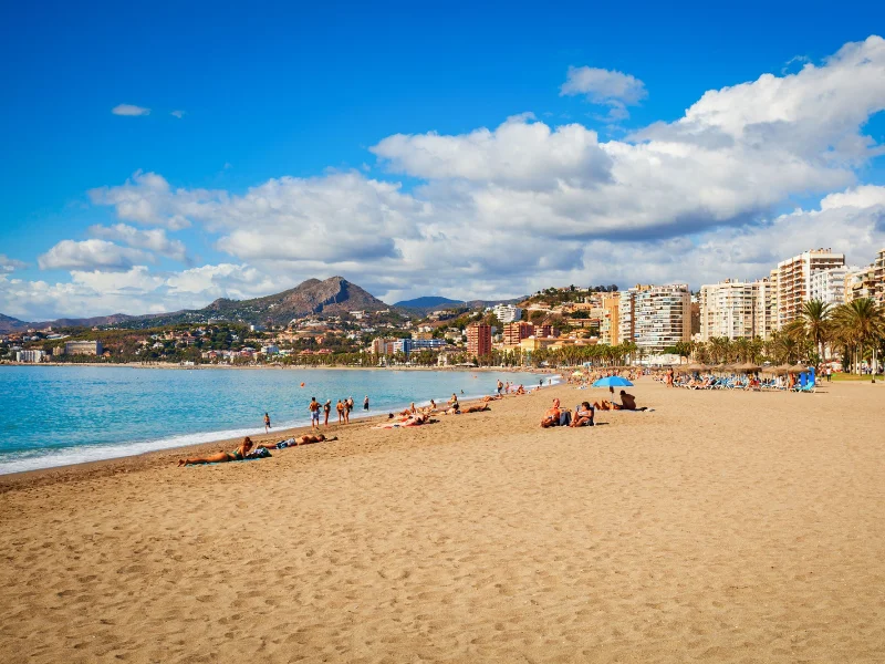 vista-panoramica-de-la-playa-de-los-alemanes-en-cadiz-con-aguas-turquesas-y-arena-fina