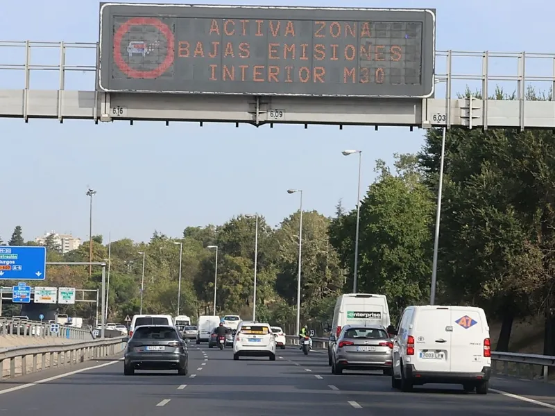 almeida-moratoria-coches-sin-etiqueta-madrid|Foto: ABC El Ayuntamiento de Madrid permitirá circular a los coches sin etiqueta empadronados hasta diciembre de 2026
