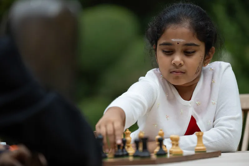 Bodhana Sivanandan de 10 años|Foto: Flickr / Number 10 Bodhana Sivanandan, una niña británica de 10 años, hizo historia al convertirse en la jugadora más joven del mundo en derrotar a un gran maestro de ajedrez, rompiendo el récord anterior y obteniendo el título de Maestra Internacional Femenina.
