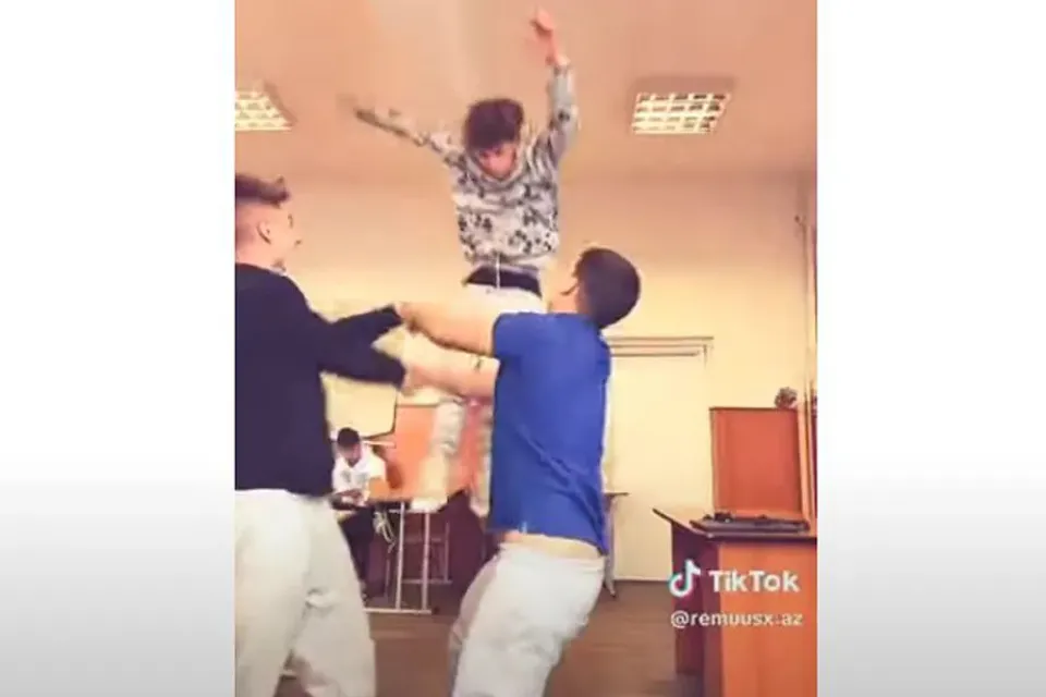 Un chico sale despedido tras hacer el Superman Challenge- El Mundo/@remuus-az Un chico sale despedido tras hacer el Superman Challenge.@remuus-az