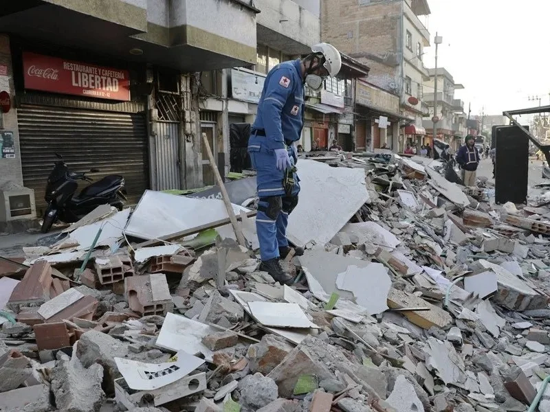Equipos de socorro buscan supervivientes entre los escombros tras el terremoto en Colombia|Foto: EFE 
