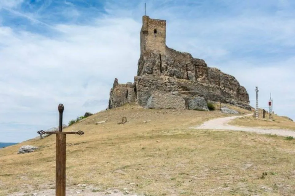 El Castillo en lo alto de "una peña muy fuerte", como rezaba 'El Cantal del Mío Cid'-  El Confidencial/iStock