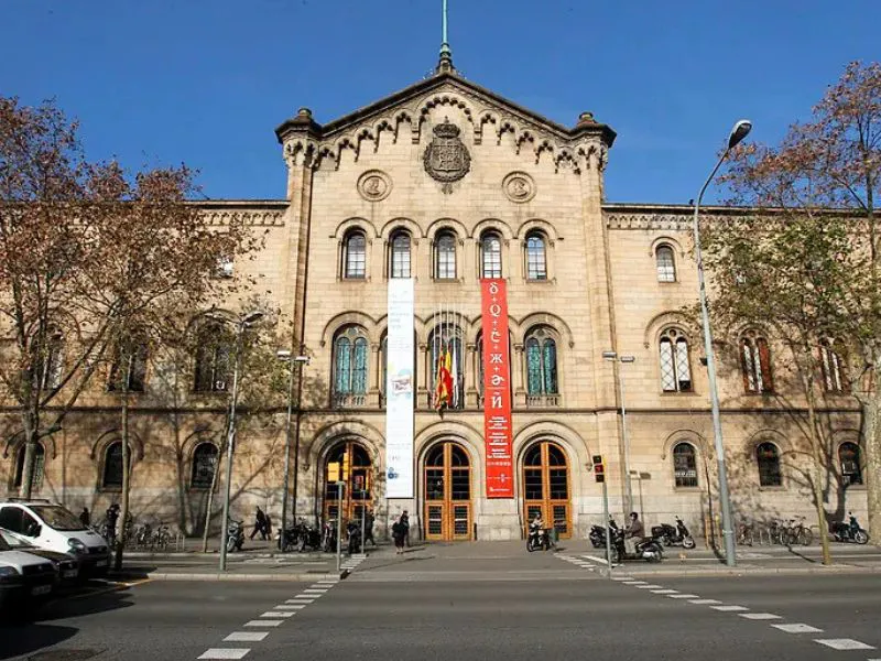 estudiantes-en-el-campus-de-la-universidad-de-barcelona-ranking-qs|Foto: El Mundo/Domenec Umbert Cinco universidades públicas de Barcelona y Madrid entran en el top 100 mundial del ranking QS 2026. España se sitúa como quinta potencia educativa en Europa