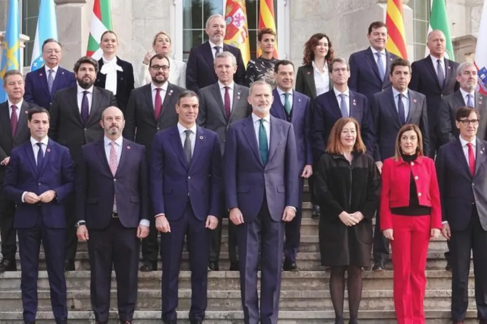 Rey Felipe VI - Pedro Sánchez- foto de familia a su llegada a la XXVII Conferencia Presidentes- Europa Press/Xuan Cueto Palacio de la Magdalena-foto de familia a su llegada a la XXVII Conferencia de Presidentes- presidente del Gobierno, Pedro Sánchez y el Rey Felipe VI Foto:
Xuan Cueto - Europa Press