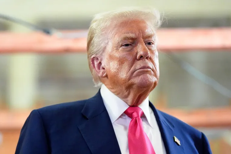 Donald Trump (Archivo) | Foto: Julia Demaree Nikhinson / AP El Gobierno de Estados Unidos incluyó al Cártel de los Soles en su lista de organizaciones terroristas, alegando que mantiene lazos directos con altos funcionarios del Gobierno venezolano, encabezado por Nicolás Maduro