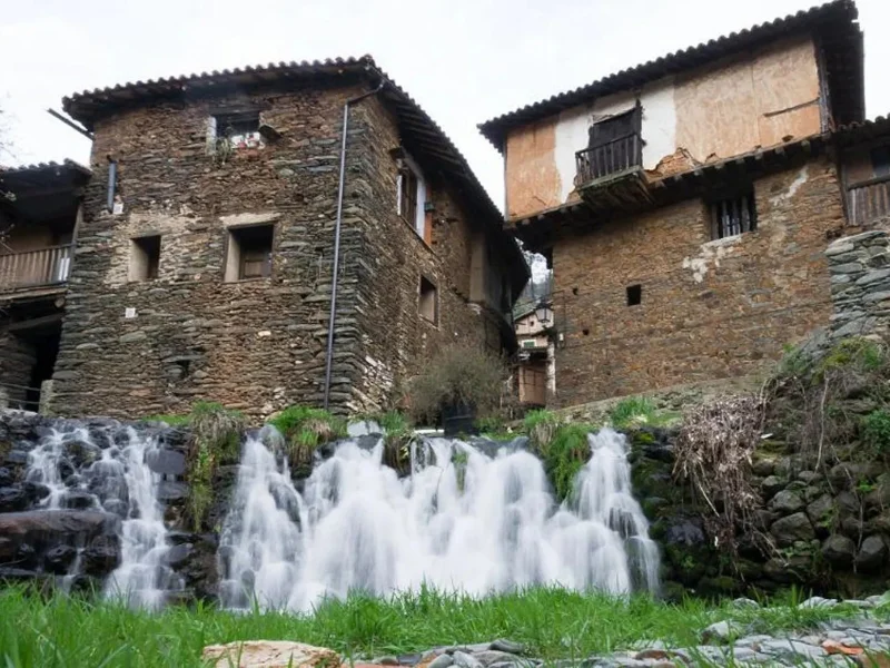 Vista de las casas tradicionales de pizarra y madera sobre el río en Robledillo de Gata|Foto: La Razón 