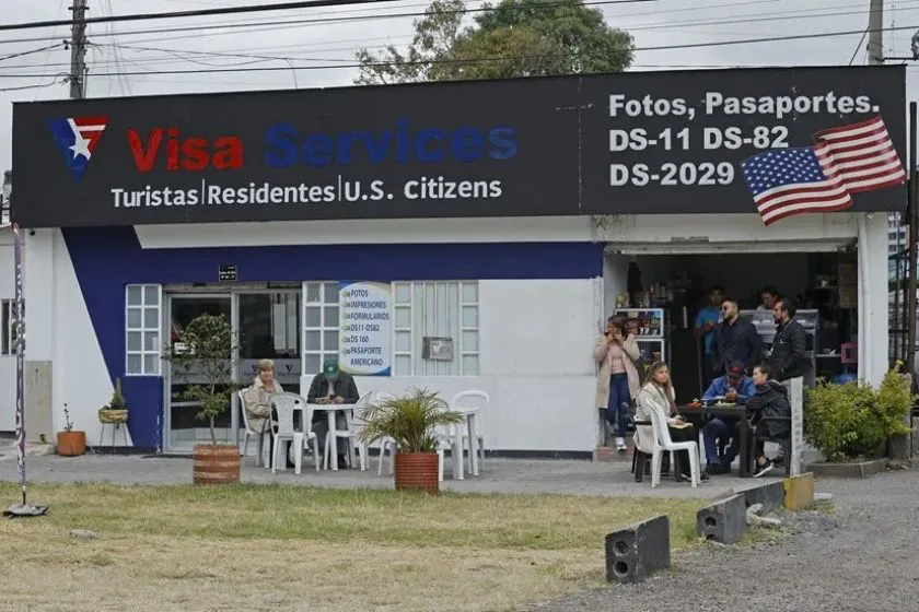 Personas que intentan gestionar sus visas a Estados Unidos|Foto: EFE/Mauricio Dueñas Castañeda EEUU pedirá fianza de hasta $15.000 a algunos solicitantes de visas de turismo
